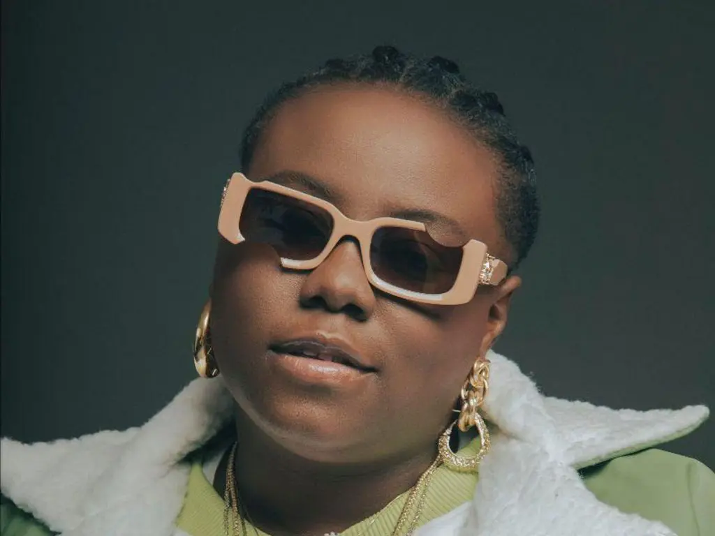 Singer Teni calls on Oba Elegushi to address mosquito crisis in Ikate